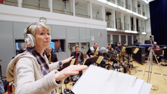 Komponistin Nikki Iles dirigiert die NDR Bigband. © NDR Bigband 