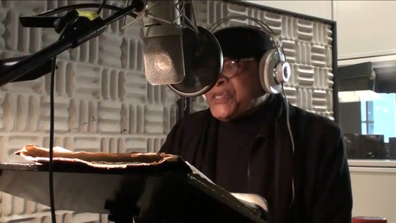 Jazz-Sänger Al Jarreau während einer Probe im Studio Eins des NDR mit der NDR Bigband © NDR Foto: Screenshot