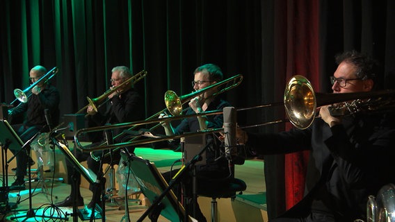 Screenshot: Die NDR Bigband beim Konzert "Argentinian World" mit Gabriel Pérez im Rolf-Liebermann-Studio. © NDR Bigband Foto: Screenshot