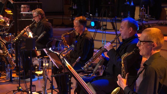 Screenshot: Die NDR Bigband beim Konzert "Argentinian World" mit Gabriel Pérez im Rolf-Liebermann-Studio. © NDR Bigband Foto: Screenshot