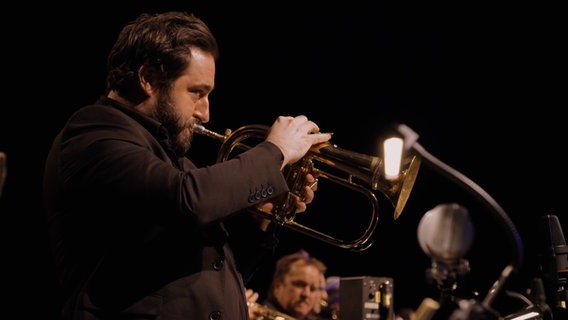 Screenshot: Percy Pursglove von der NDR Bigband spielt auf seiner Trompete. © NDR Bigband Foto: Screenshot