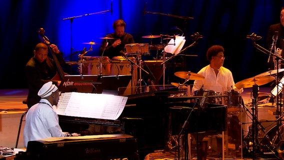 Omar Sosa am Flügel beim Konzert mit der Bigband in der Elbphilharmonie. © NDR Bigband Foto: Screenshot