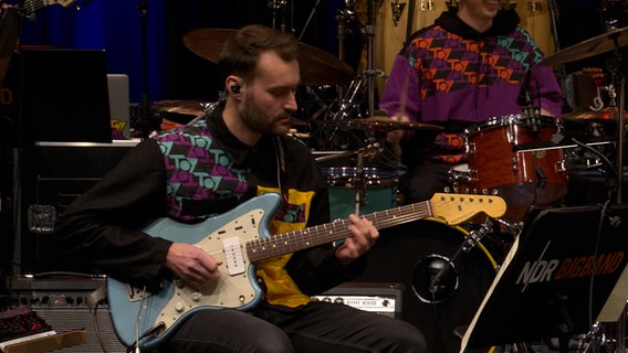 Das Electro-Jazz-Quartett TOYTOY und die NDR Bigband spielen beim Sonderkonzert auf Kampnagel den Song Hotel Mermoz. © NDR Bigband Foto: Screenshot