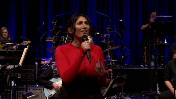 Screenshot: Die deutsche Jazzsängerin Salomea beim Konzert mit der NDR Bigband und TOYTOY auf Kampnagel. © NDR Bigband Foto: Screenshot