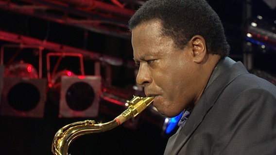 Screenshot: Wayne Shorter und sein Quartett spielt mit der NDR Bigband auf der JazzBaltica in Salzau im Jahr 2002. © NDR Bigband 