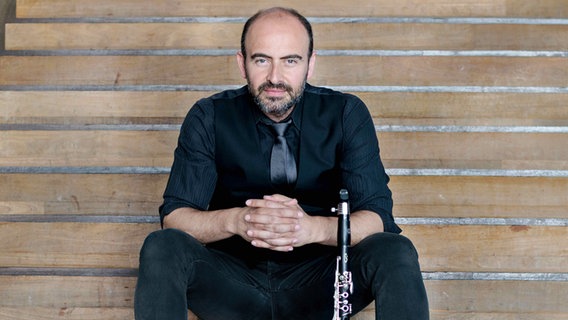 Klarinettist Kinan Azmeh sitzt auf einer Treppe. Klarinettist Kinan Azmeh sitzt auf einer Treppe. © Martina Novak