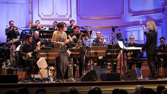 Die NDR Bigband im Konzert mit Kinan Azmeh und Aynur in der Laeiszhalle in Hamburg. © NDR/Liudmila Jeremies Foto: Liudmila Jeremies