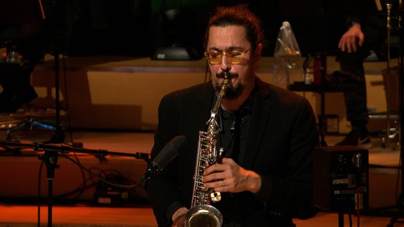 Screenshot: Saxofonist Luigi Grasso von der NDR Bigband während des Konzerts "A Different Christmas" am 17. Dezember 2020 im Rolf-Liebermann-Studio des NDR. © NDR Foto: Screenshot