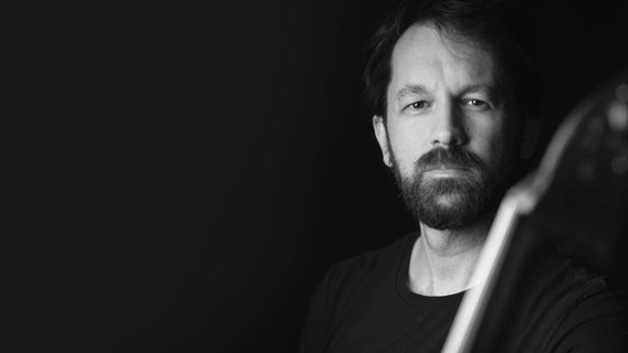 Schwarz-weiß Porträt: Pablo Martín Caminero © NDR/Noah Shaye 