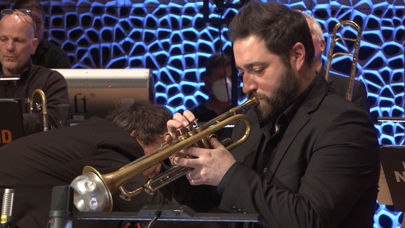 Screenshot: Trompeter Percy Pursglove beim Konzert mit der NDR Bigband in der Elbphilharmonie (4.12.2022) © NDR Foto: Screenshot