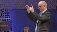 Screenshot: Chefdirigent Geir Lysne beim Konzert mit der NDR Bigband in der Elbphilharmonie (4.12.2022) © NDR Foto: Screenshot