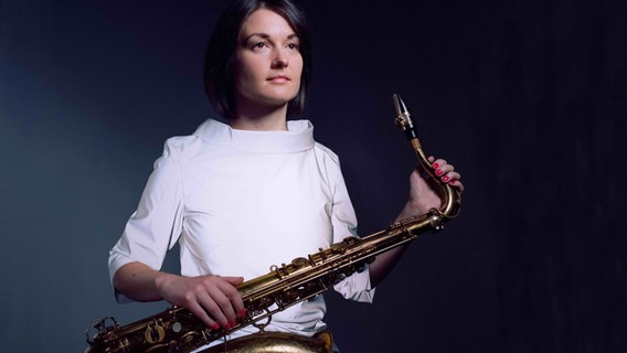 Trish Clowes mit Saxofon © Rose Hendry Foto: Rose Hendry