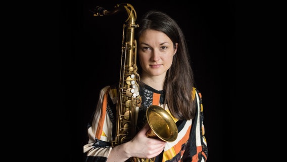 Trish Clowes mit Saxofon © Monika S. Jakubowska Foto: Monika S. Jakubowska
