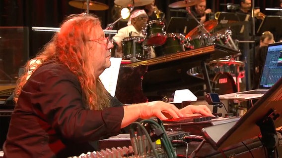 Vladyslav Sendecki im Konzert mit der NDR Bigband © NDR 