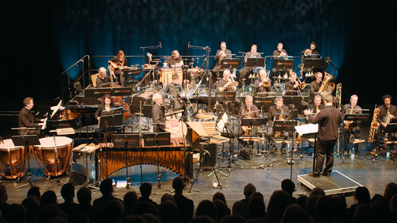 Konzertszene: Schlagzeuger John Hollenbeck und die NDR Bigband beim Konzert auf Kampnagel in Hamburg © NDR Bigband Foto: Screenshot