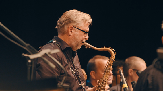 Konzertszene: Saxofonist Frank Delle beim Konzert mit der NDR Bigband und Schlagzeuger John Hollenbeck auf Kampnagel in Hamburg. © NDR Bigband Foto: Screenshot