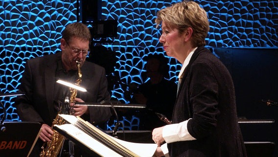 Screenshot: Komponistin Nikki Iles während des Konzerts mit der NDR Bigband in der Elbphilharmonie. © Screenshot Foto: Screenshot