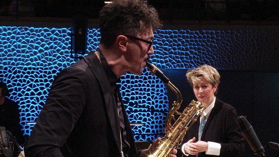 Screenshot: Komponistin Nikki Iles während des Konzerts mit der NDR Bigband in der Elbphilharmonie. © Screenshot Foto: Screenshot