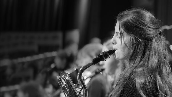 Schwarz-weiß Porträt: Eine junge Frau spielt Saxofon. © NDR Foto: Sabine Vinar