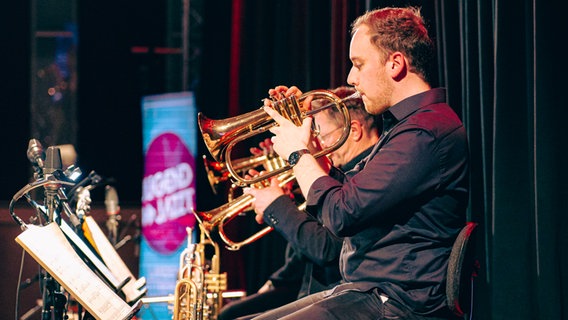 Die Preisträgerbands bei "Jugend jazzt" beim Konzert mit der NDR Bigband im Rolf-Liebermann-Studio. © NDR Foto: Peer Bothmer