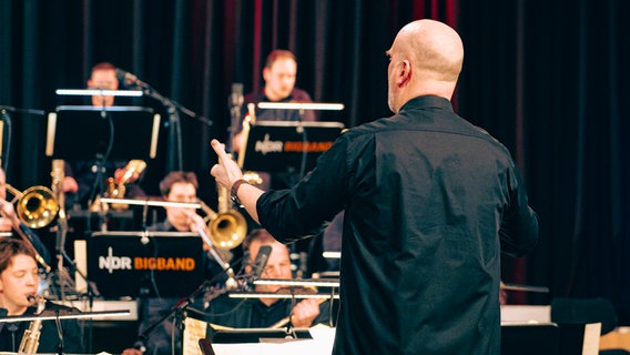 Die Preisträgerbands bei "Jugend jazzt" beim Konzert mit der NDR Bigband im Rolf-Liebermann-Studio. © NDR Foto: Peer Bothmer