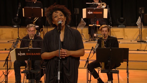 Konzertszene: Fola Dada singt mit der NDR Bigband. © NDR 