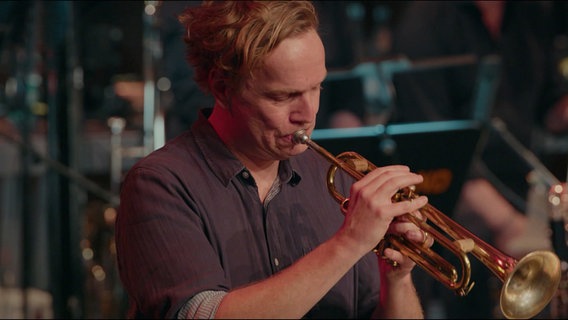 Screenshot: Trompeter Frederik Köster spielt mit der NDR Bigband das Programm "Murakami Suite". © NDR Foto: Screenshot