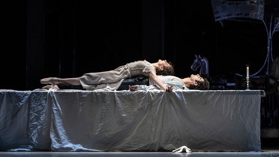 Szene aus dem Ballett "Liliom" mit Julie (Alina Cojocaru) und Liliom (Karen Azatyan).  Foto: Kiran West