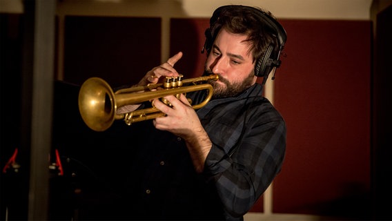 Percy Pursglove spielt mit Kopfhörern Trompete © Tom Robbins 