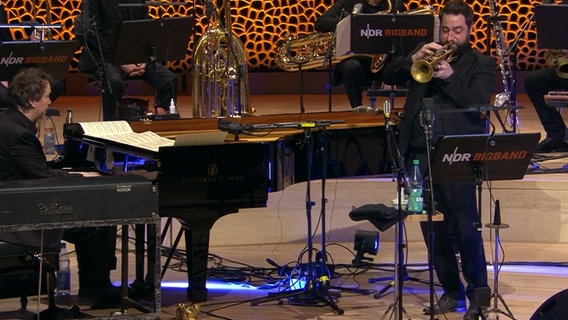 Screenshot: Trompeter Percy Pursglove und Pianist Florian Weber beim Konzert mit der NDR Bigband in der Elbphilharmonie (4.12.2022) © NDR Foto: Screenshot