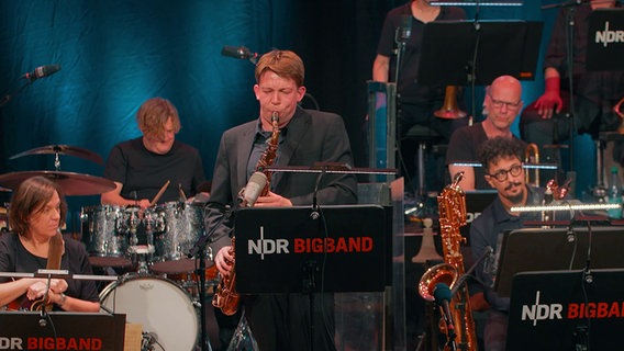Screenshot: Saxofonist Julius Gawlik spielt mit der NDR Bigband sein Programm "Tauchen" in der Fabrik in Hamburg. © NDR Foto: Screenshot