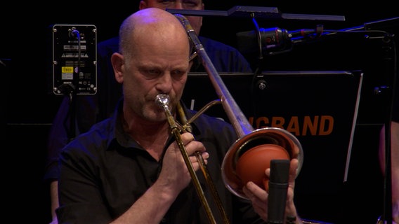 Screenshot: Posaunist Stefan Lottermann beim Konzert mit der NDR Bigband und TOYTOY auf Kampnagel. © NDR Bigband Foto: Screenshot