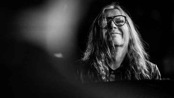 Eine Schwarzweißnahaufnahme des polnischen Pianisten Vladyslav Sendecki am Flügel. Eine Schwarzweißnahaufnahme des polnischen Pianisten Vladyslav Sendecki am Flügel. © Monika Jakubowska Foto: Monika Jakubowska