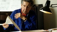 Portrait des französischen Komponisten Henri Dutilleux (Montage mit Kopfhörern). Portrait des französischen Komponisten Henri Dutilleux (Montage mit Kopfhörern). © Coupannec/Leemage