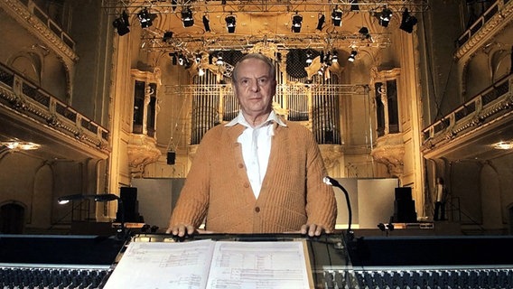 Komponist Karlheinz Stockhausen an einem Mischpult in der Musikhalle Hamburg (2001). © picture-alliance / dpa | Sören Stache 