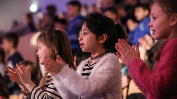 Kinder bei einem konzert der NDR Bigband © NDR Foto: Marcus Krueger