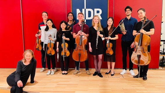 Gruppenbild: die Mitglieder des Jahrgangs 2020/2021 der Orchesterakademie des NDR Elbphilharmonie Orchesters © Akademie des NDR Elbphilharmonie Orchesters Foto: Jens Plücker