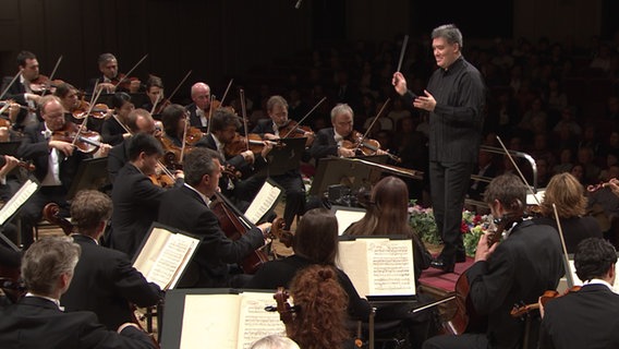 Alan Gilbert dirigiert das NDR Elbphilharmonie Orchester. © NHK 