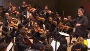 Screenshot vom Konzertmitschnitt: Das NDR Elbphilharmonie Orchester spielt unter dem Dirigat von Alan Gilbert während eines Konzerts des "Age of Anxiety"-Festivals in der Elbphilharmonie Hamburg im Februar 2022. © Screenshot 