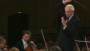 Günter Wand dirigiert im Jahr 1985 die Sinfonie Nr. 3 F-Dur op. 90 von Johannes Brahms. © NDR EO Foto: Screenshot