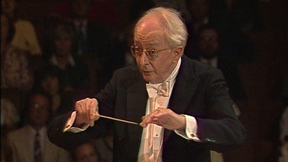Screenshot: Günter Wand dirigiert das NDR Elbphilharmonie Orchester in der Berliner Philharmonie im Jahr 1985. © NDR EO Foto: Screenshot