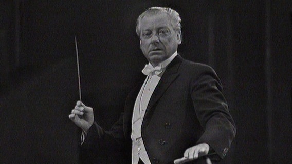 Hans Schmidt-Isserstedt dirigiert das NDR Sinfonieorchester (1965). © NDR 
