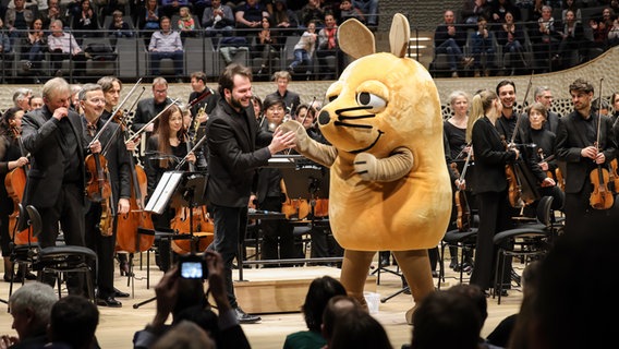 Die Maus auf der Bühne des Großen Saals in der Elbphilharmonie. © NDR Foto: Marcus Krüger