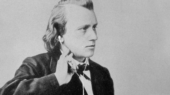 Johannes Brahms mit Kopfhörerrn © picture alliance / Heritage-Images | © Fine Art Images / Heritage-Images 