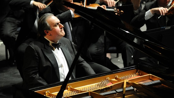 Konzertszene: Pianist Yefim Bronfman am Flügel © Frank Stewart 