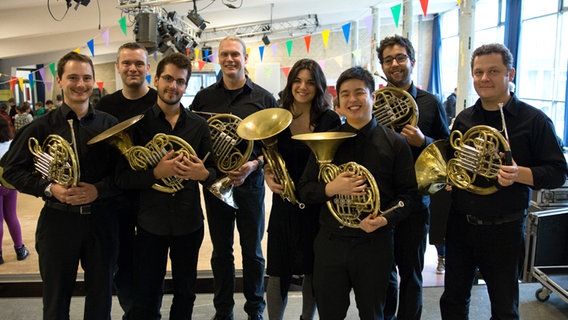 Die Hornisten des NDR Sinfonieorchesters bei der "Großen Pause mit Gershwin" in einer Hamburger Schule. © NDR Foto: Veronika Pohl