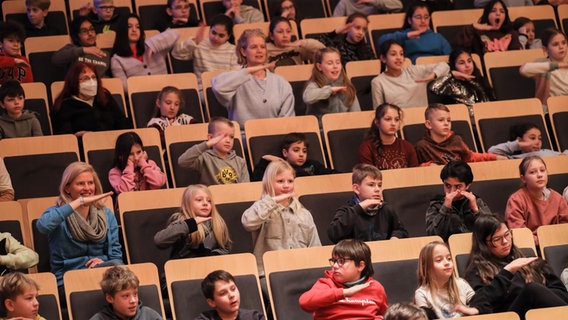 Schülerinnen und Schüler erleben im Rolf-Liebermann-Studio die Musik von Komponist György Ligeti beim Mitmach-Konzert. © NDR, Marcus Krüger Foto: Marcus Krüger