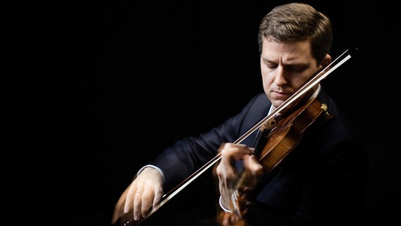 James Ehnes spielt auf seiner Violine © Ben Ealovega Foto: Ben Ealovega