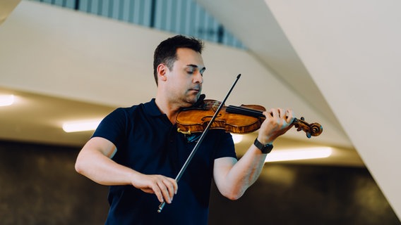 Emmanuel Goldstein, Violinist des NDR Elbphilharmonie Orchesters © NDR, Jewgeni Roppel Foto: Jewgeni Roppel