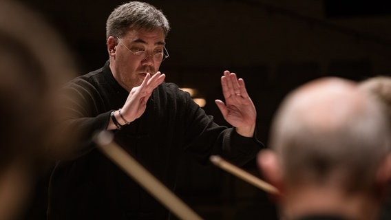 Konzertszenen: Das NDR Elbphilharmonie Orchester und Alan Gilbert führen "For Seasons" auf - eine durch Klimadaten variierte Form von Vivaldis "Vier Jahreszeiten". © NDR Foto: Peter Hundert